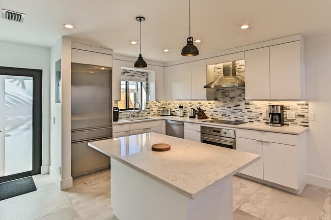 Photo - 1955 NE 4th St