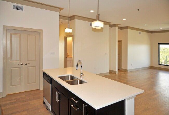 320 N Carrollton Ave Unit 305