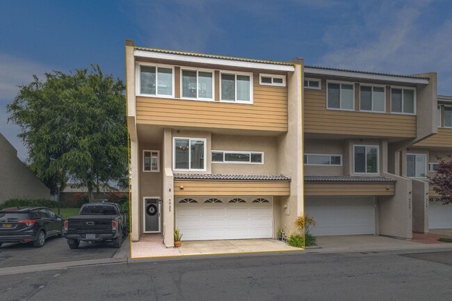Building Photo - Large townhome in Huntington Beach!