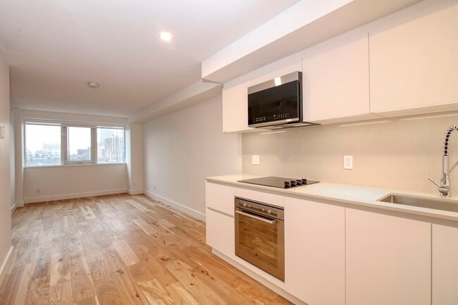 Building Photo - 3460 Rue Peel Unit 212