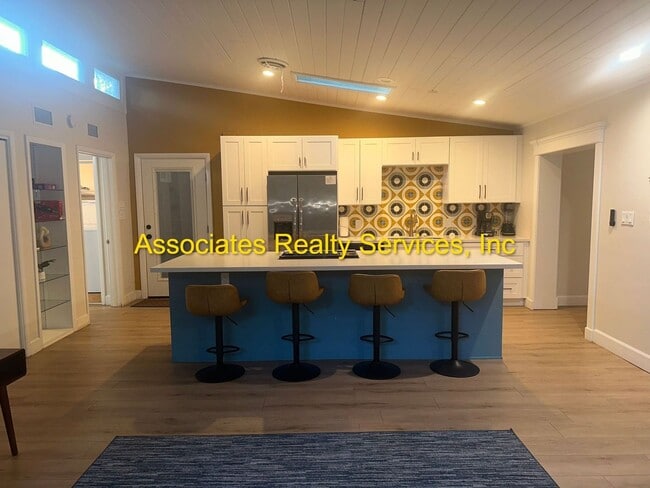 Photo - 3 Bed/2 Bath Spacious Home in Mason Manor! Screened Porch and Fenced Backyard!!!