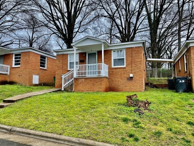 Photo - Adorable 2 bedroom 1 bath home . Located in the Belmont area .