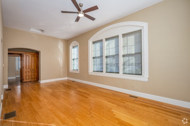 2BR, 1.5BA - 990SF - Living Room