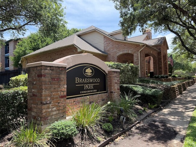 Building Photo - 2255 Braeswood Park Dr Unit 195