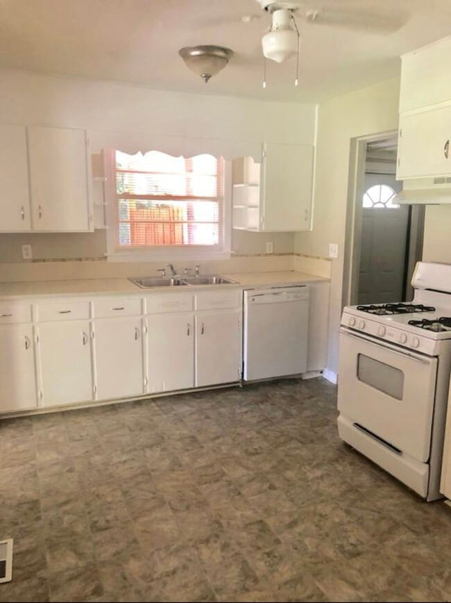 Photo - 501 Rosewell Ln