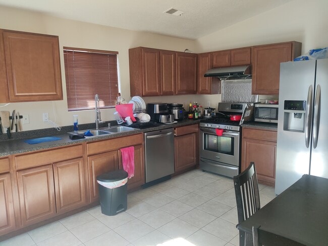 Photo - 420 Sawtooth St SE