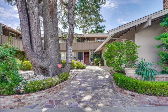 Building Photo - Top floor 2 Bed 2 Bath Condo in Los Altos!