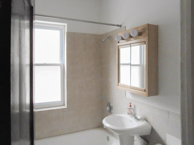 Photo - 5208-14 N. Damen / 2000-10 W. Foster