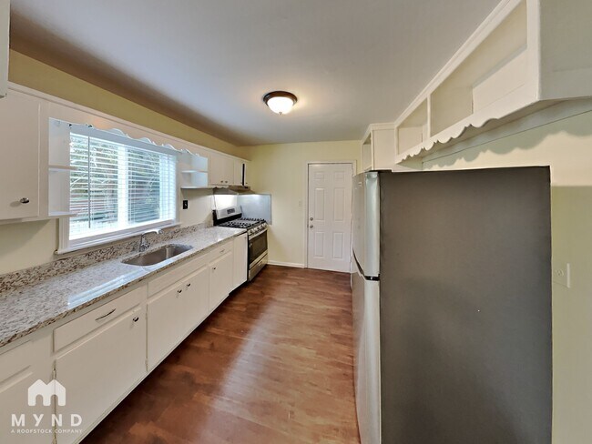 Photo - 742 Quaker St SW