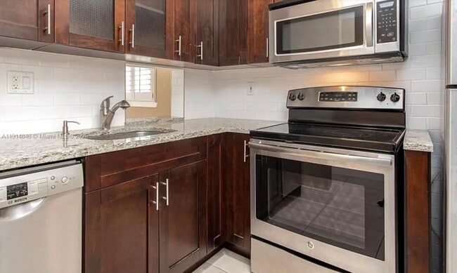 Building Photo - 633 NE 2nd Ave Unit 18