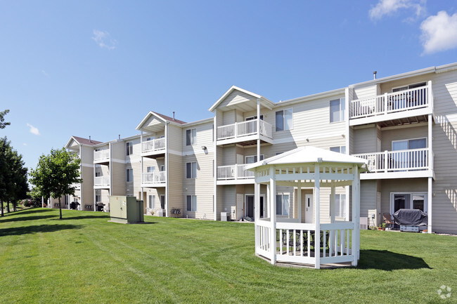 Building Photo - Lyncrest Manor Apartment Homes