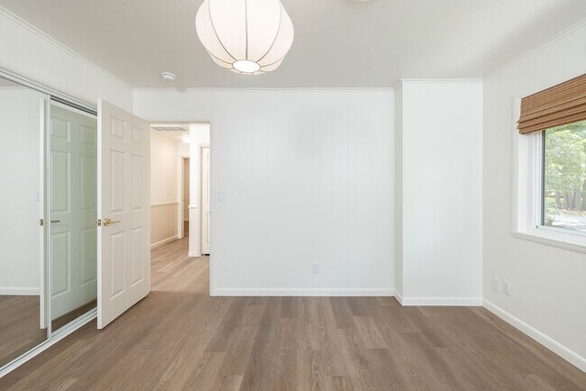 Photo - 884 Shrewsbury Ln