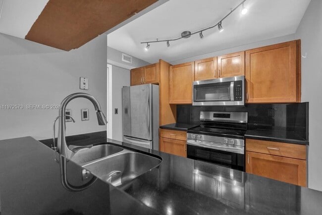 Photo - 15575 Miami Lakeway N Unidad 305