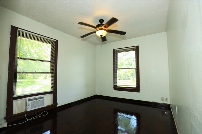 Photo - 302 Circle Way St