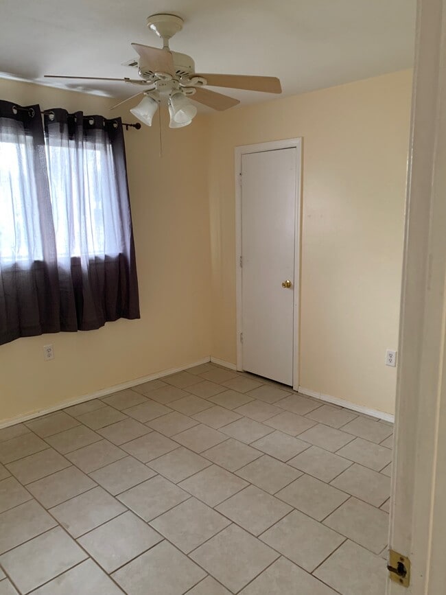 Building Photo - 513 E 5th Pl