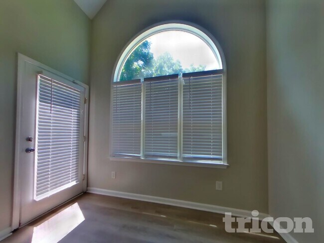 Photo - 1060 Middlebrooke Dr