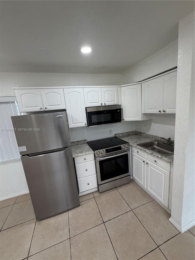 Photo - 830 SW 6th St Unit 3