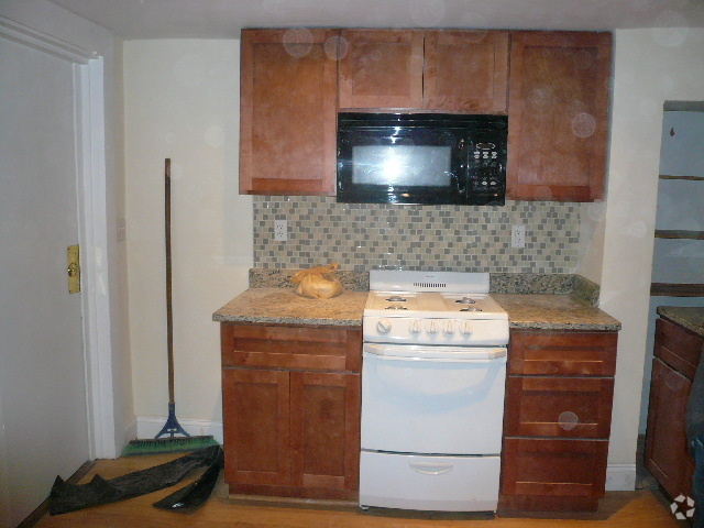 Building Photo - 1064 Beacon St Unit D Rental