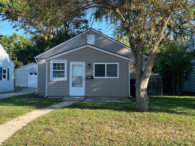 Building Photo - 3 Bedroom, 1 bath home with detached 1 car...