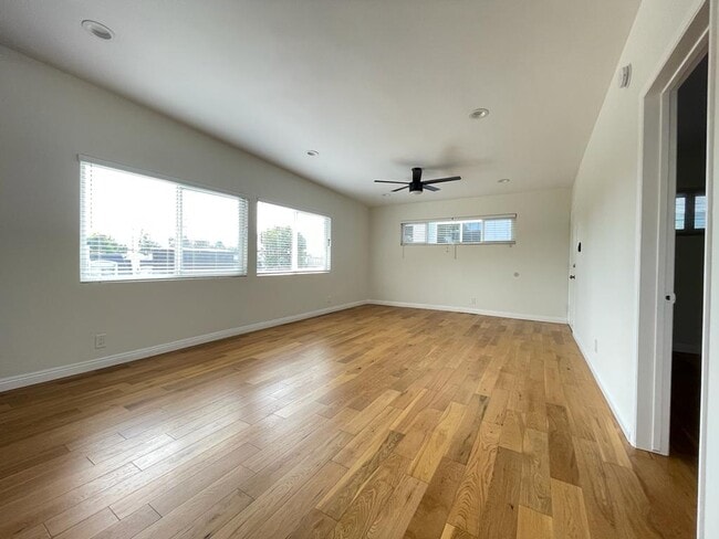 Fotografía del edificio - 7855 W Manchester Ave Unidad 3