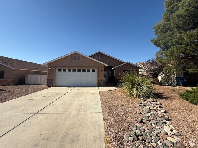 Building Photo - 3 Bedroom 2 Bathroom Home