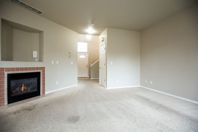 Photo - 3 Bedroom Town Home Close to Nike Available !