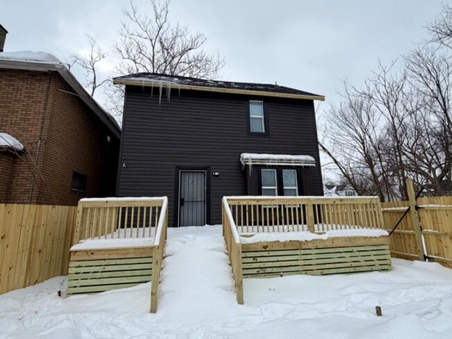 Photo - For Lease : 5 bedroom 1 1/2 bathroom fully renovated home in nice area. Call KPM 313-429-3244