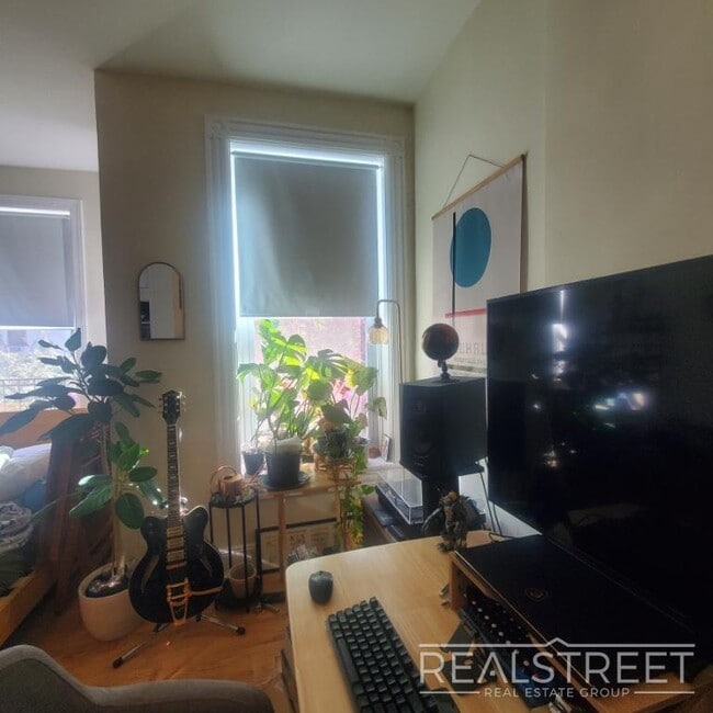 Photo - Spacious Sunny South Facing Studio One Block from Promenade Unit 12