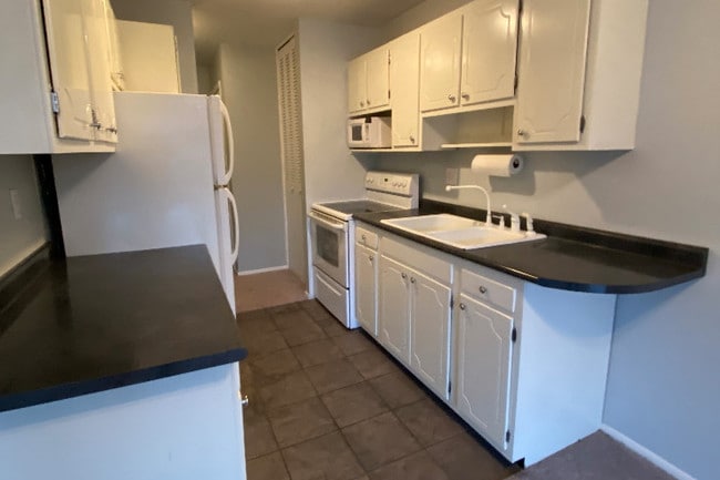 Kitchen - 2500 Topsfield Rd Unit 410