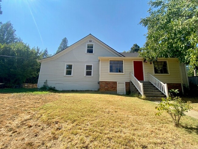 Building Photo - 414 S Pine St