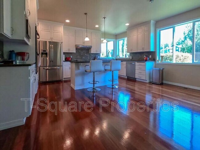 Photo - 21407 42 Ave SE