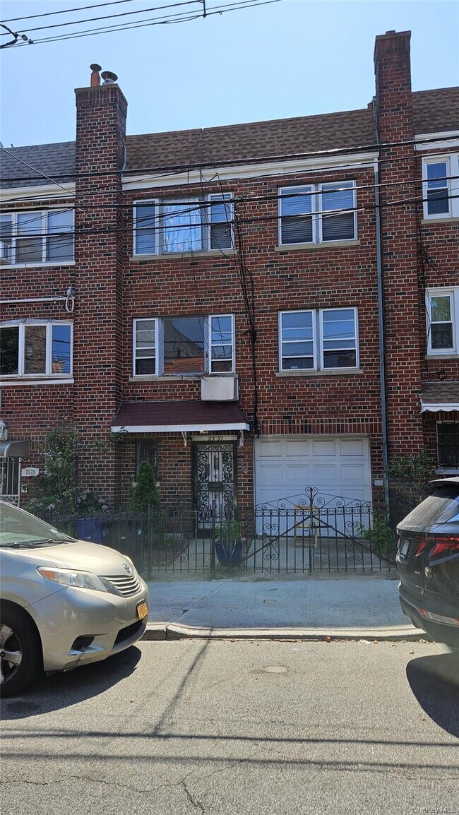 Photo - 25-31-31 42nd St