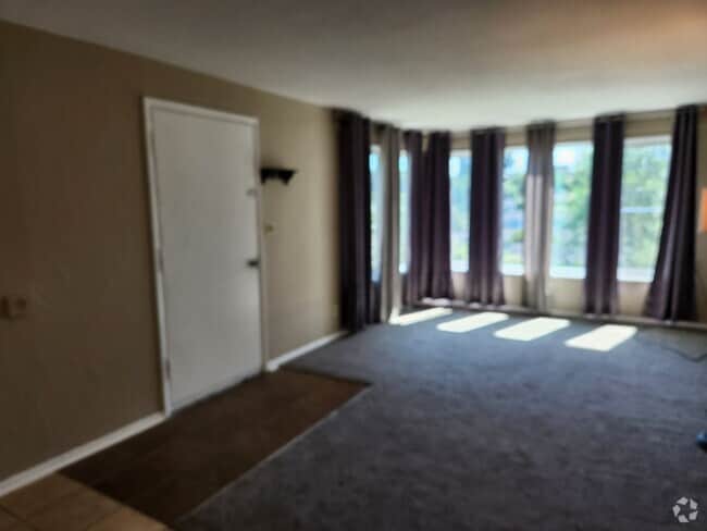 Building Photo - Spacious Lower Level Apartment Ready For R... Unit STO- Houston