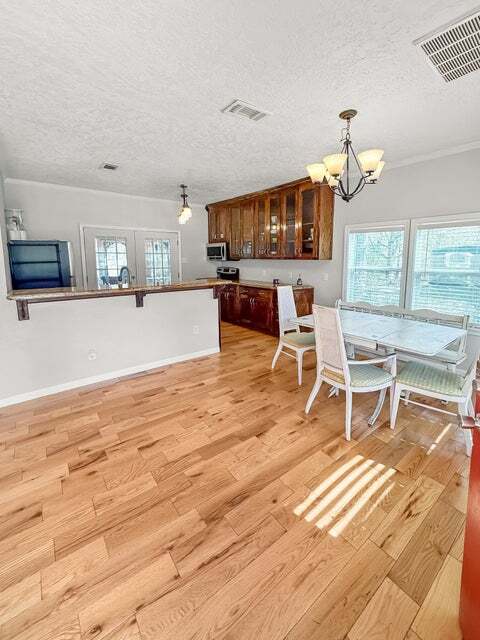 Photo - 303 Knapp St