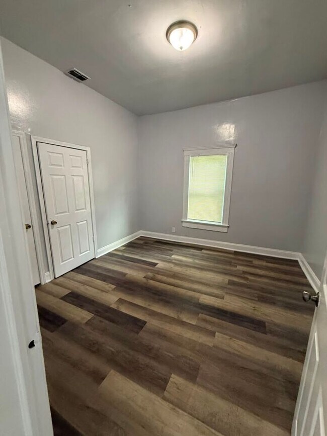 1427 8th St W