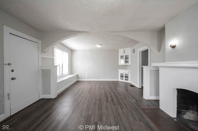 Photo - 824 E 44th St