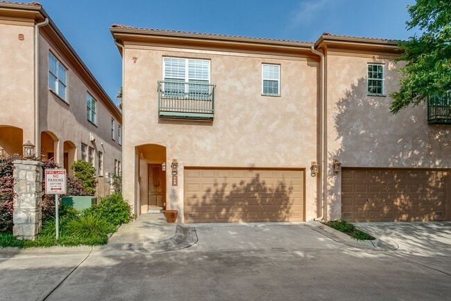 Building Photo - LUXURY 3-BEDROOM TOWNHOME IN ALAMO HEIGHTS