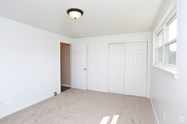 Bedroom - Swiss Village Apartments