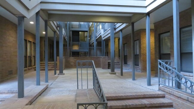 Building Photo - ROBBINS PLACE 202