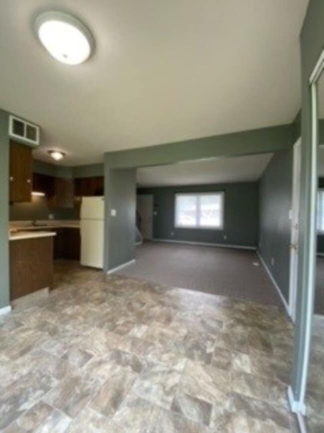 Building Photo - 1402 Co Rd 6 Unit 1402 County Road 6 East