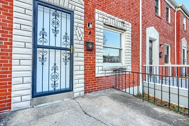 Photo - 2123 Graythorn Rd