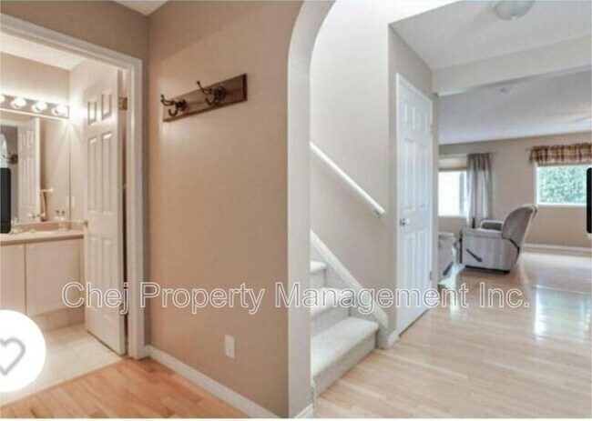 Photo - 838-118A 118a St NW