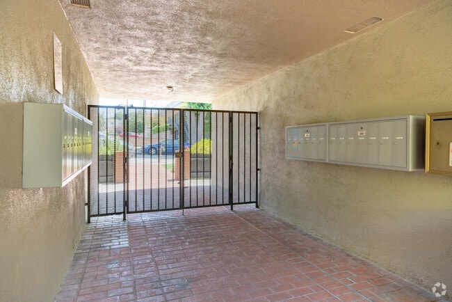 Buzón de correo - 6335 Comstock Ave Apartamentos