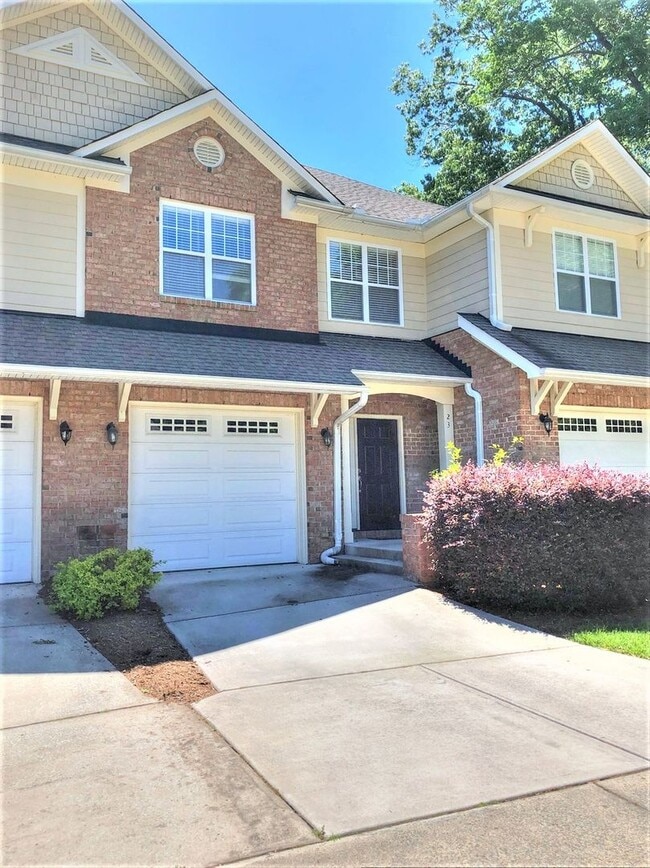 Building Photo - Beautiful 3 Bedroom / 2.5 Bathroom Townhome - Available End of June!