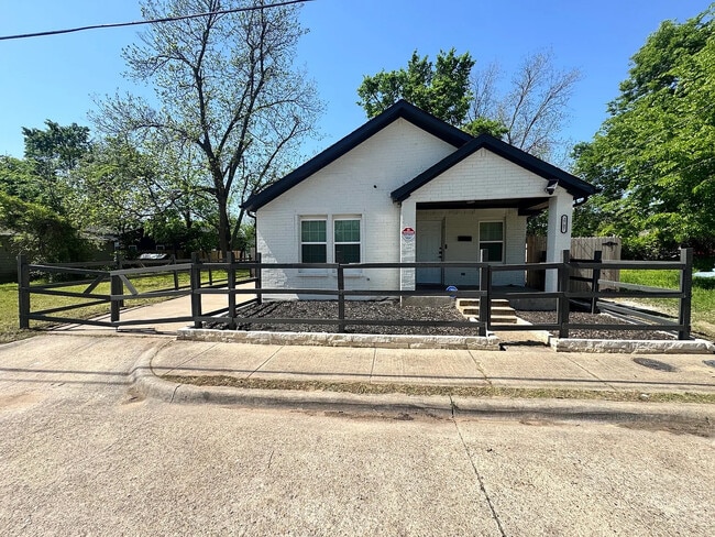 Photo - Room in House on Cross St