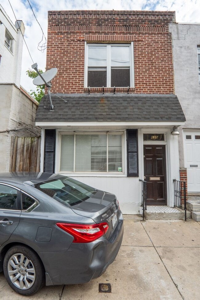Building Photo - 635 Dudley St Unit 635 Dudley 2nd Fl Rental