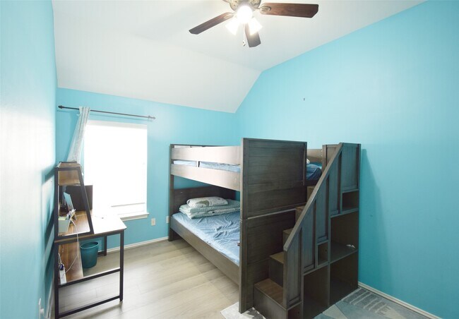 Building Photo - 3219 Summerland Dr