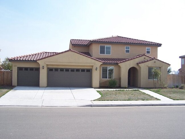 Building Photo - Huge house wide open space