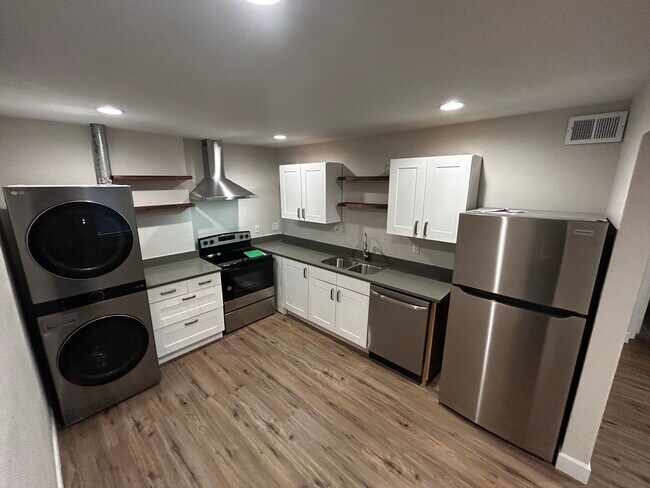 Photo - 8020 E Oak St