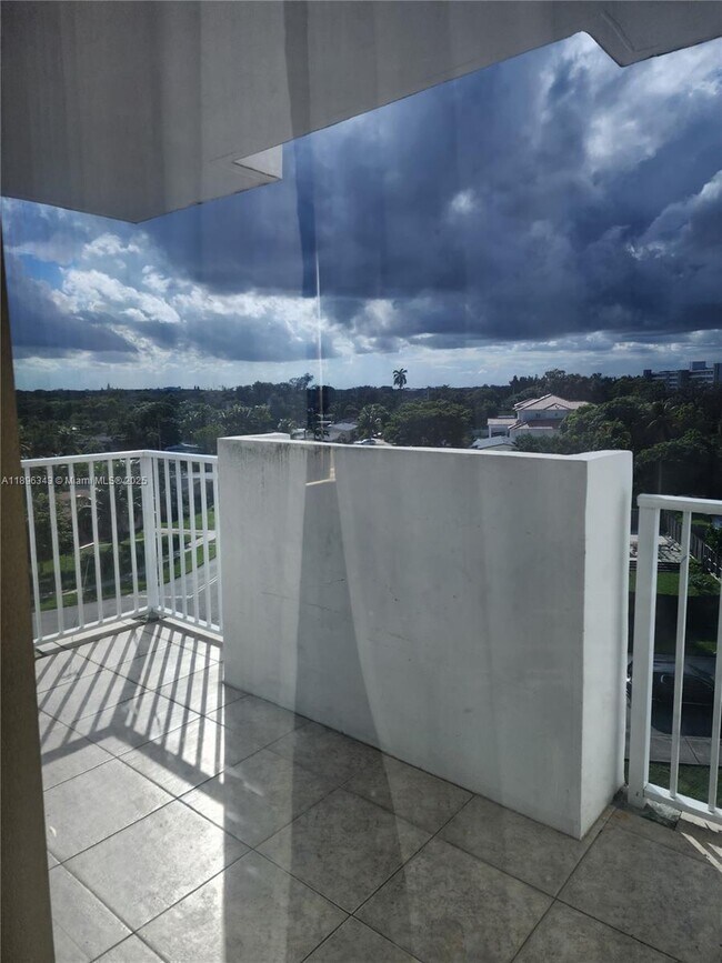 Photo - 1200 NE Miami Gardens Dr Unidad 607W
